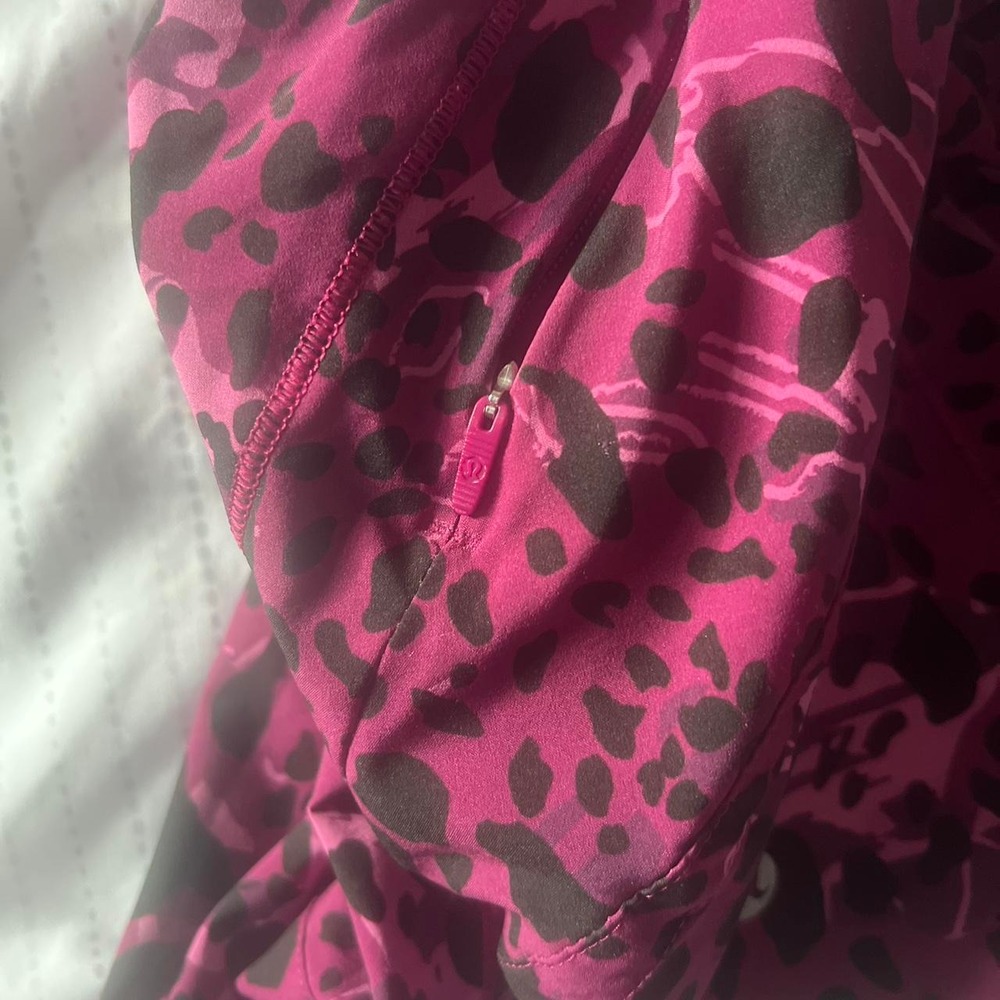Lululemon Women Purple Black Animal Print Activewear Shorts W7BOLS Size 4 - Picture 5 of 8